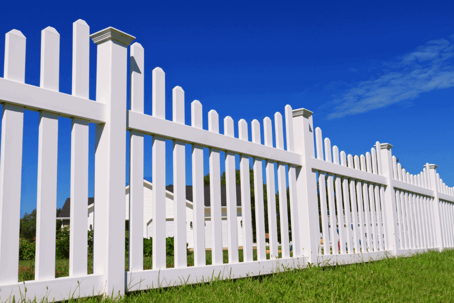 Wood Fencing vs Vinyl Fencing